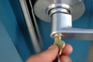 Neighborhood Locksmith Store Pflugerville, TX 512-601-0026 - key-broke-in-lock